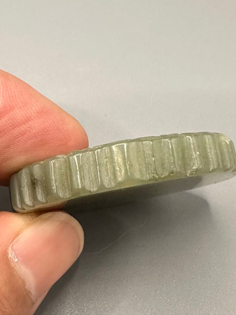 中国美術　ループタイ和田玉 古砡　根付 天然素材 置物骨董 笑顔の仏像 円形