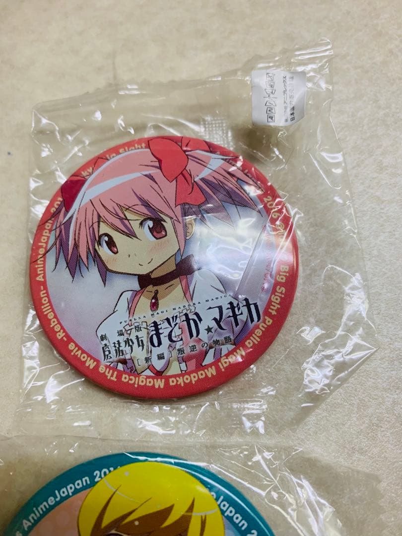 魔法少女まどか　AJ限定 鹿目まどか 缶バッジ　物語シリーズ 忍野忍