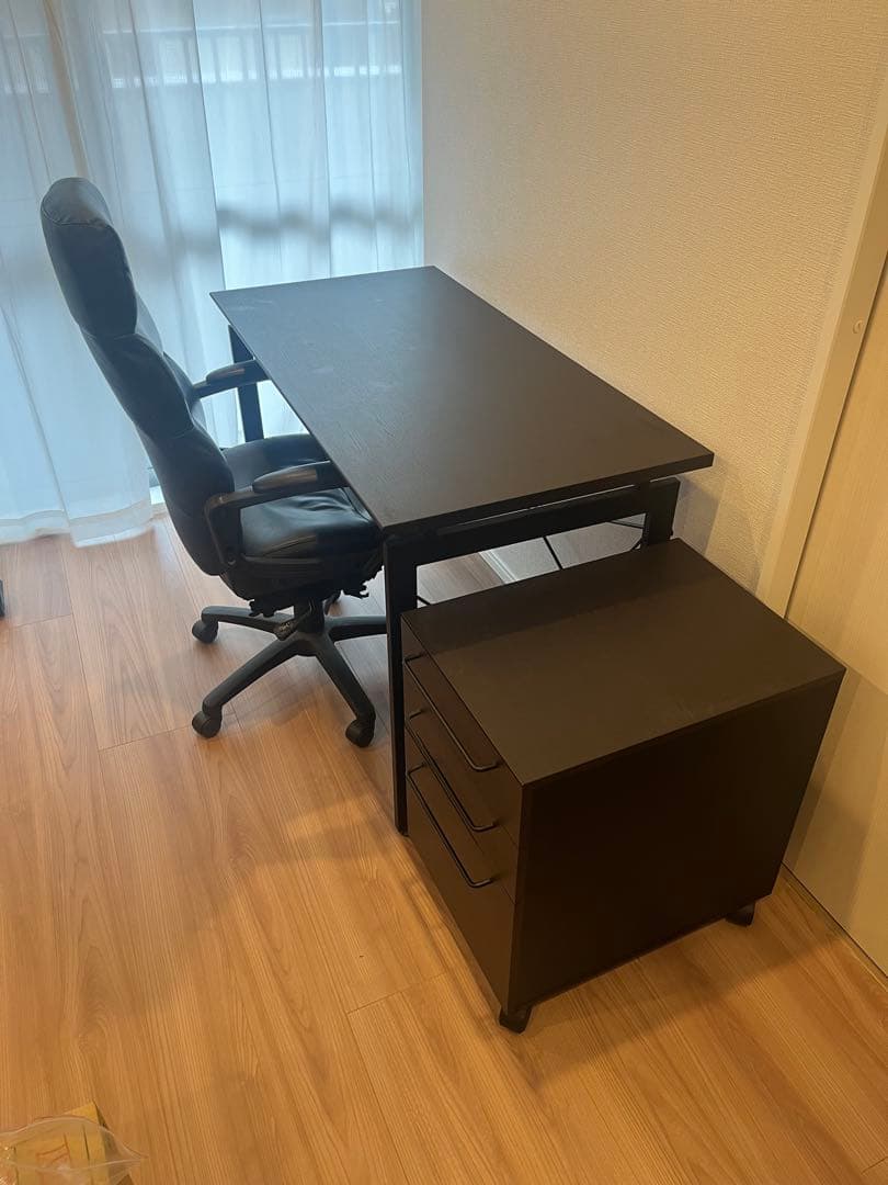 黒のパソコンデスクと回転椅子セット