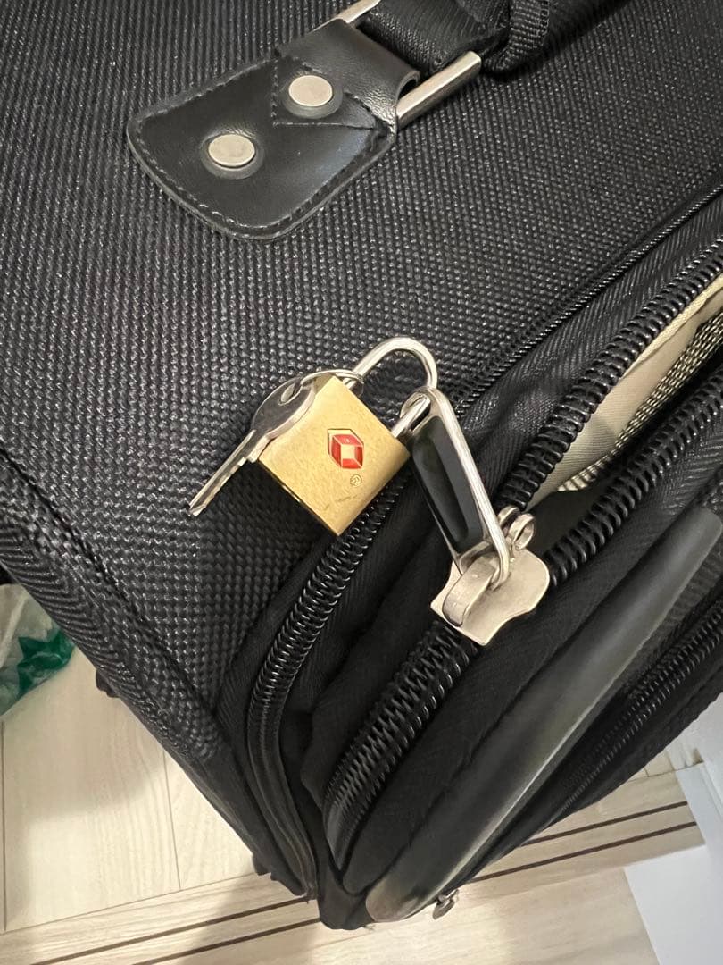 サムソナイト　スーツケース　中型　黒　4輪　ブラック