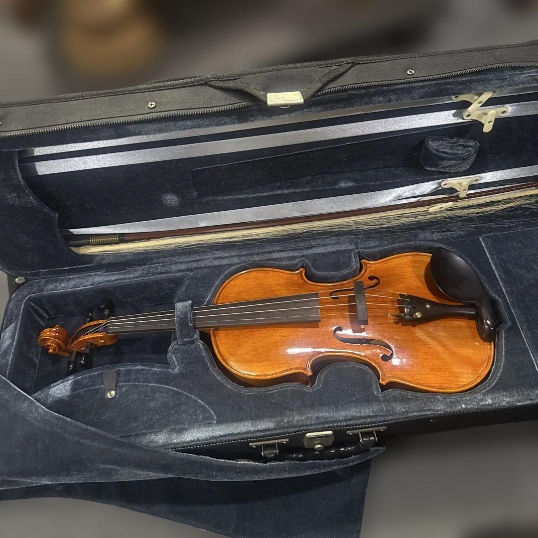 茶色の4/4バイオリンと黒のケース