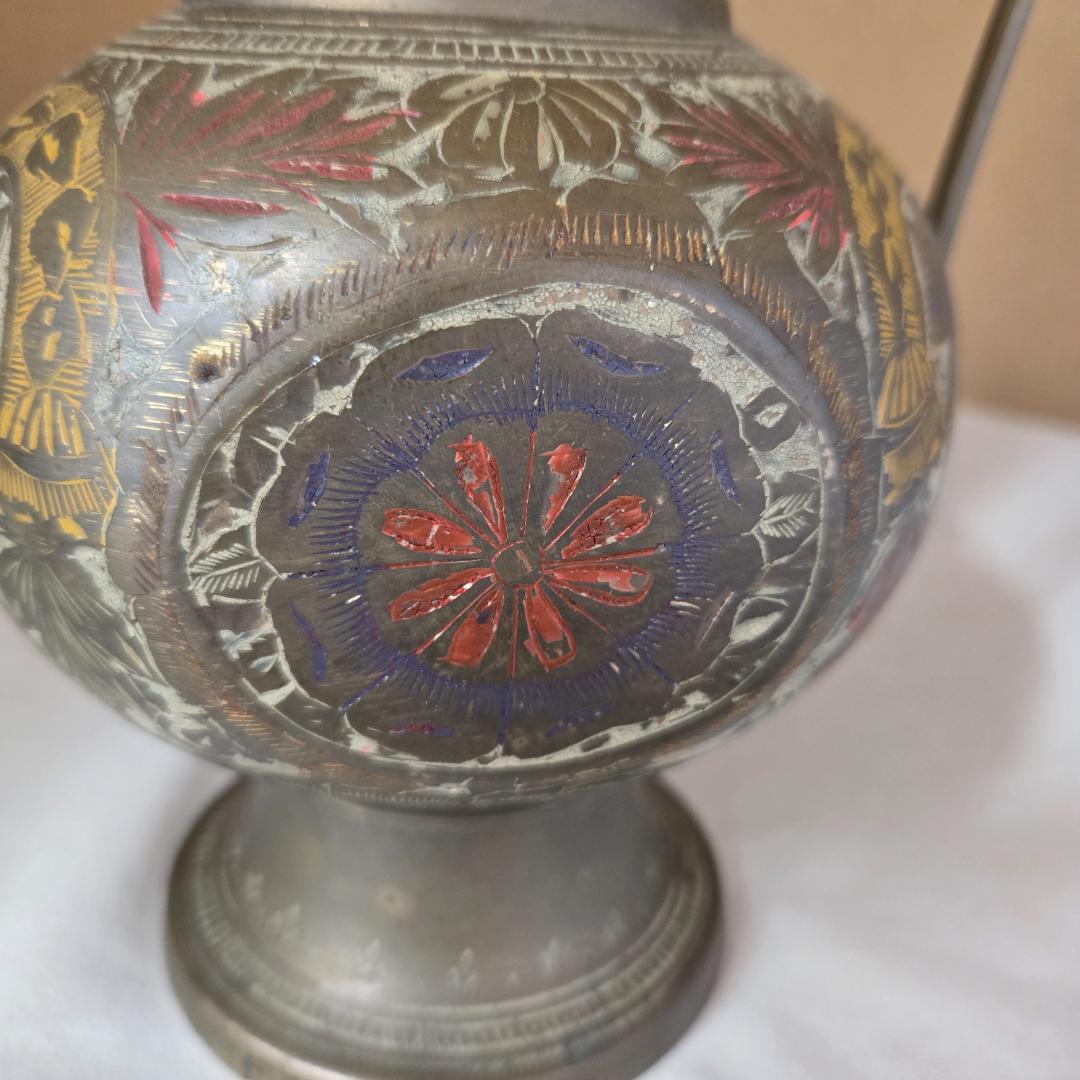 インド製アンティーク花瓶。熟練職人による純手作りで、卓越した技法が光る逸品です。