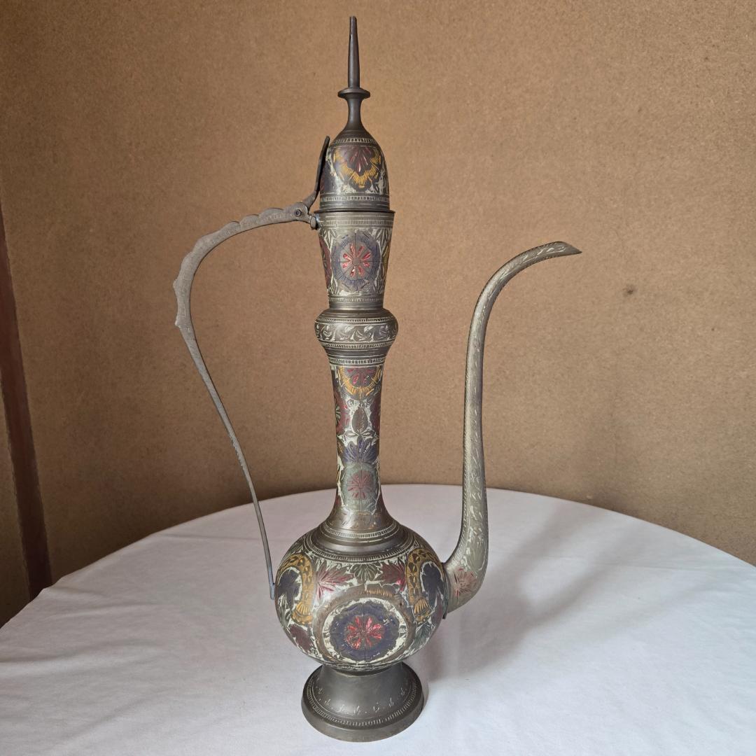 インド製アンティーク花瓶。熟練職人による純手作りで、卓越した技法が光る逸品です。