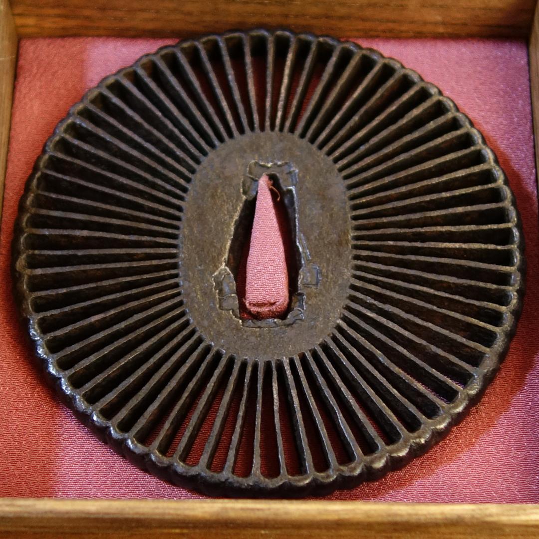 【 菊花透鐔 無銘 早乙女 】(鑑定書有) 鍔 鐔 刀装具 日本刀 武具 骨董