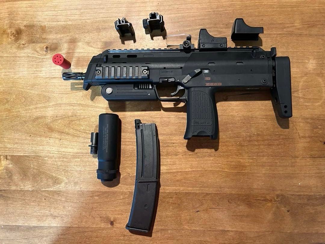 東京マルイ　MP7A1ガスブローバック　カスタム　ドットサイト　サイレンサー付き