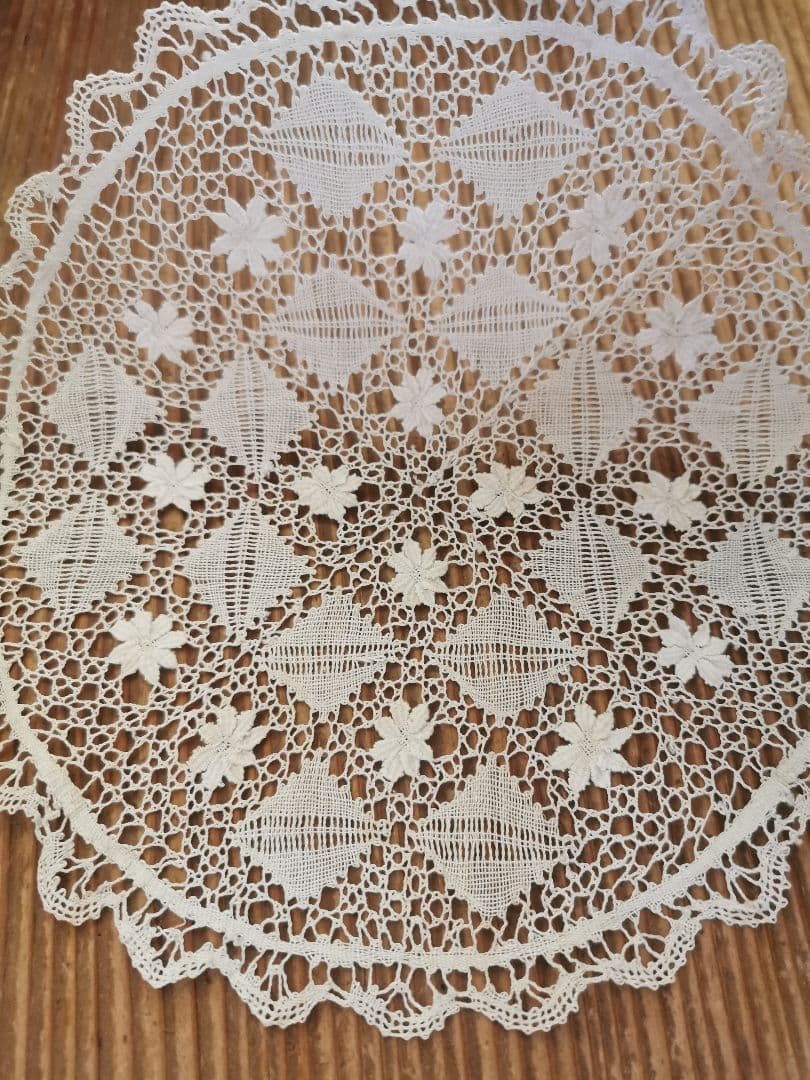 アンティーク イタリア 繊細で涼やかなリネンレース ボビン編み 立体的な花と葉