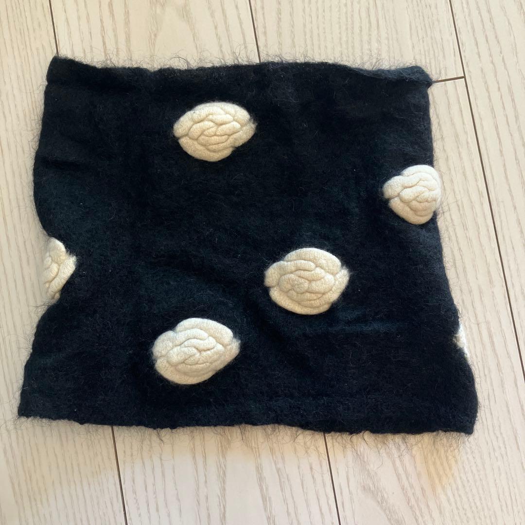 CHANEL ネックウォーマー 黒/白 ポンポンデザイン　カメリア