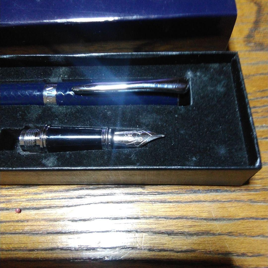 MＥＶIUＳのポールペンと万年筆の2つの 機能が使える珍品です。