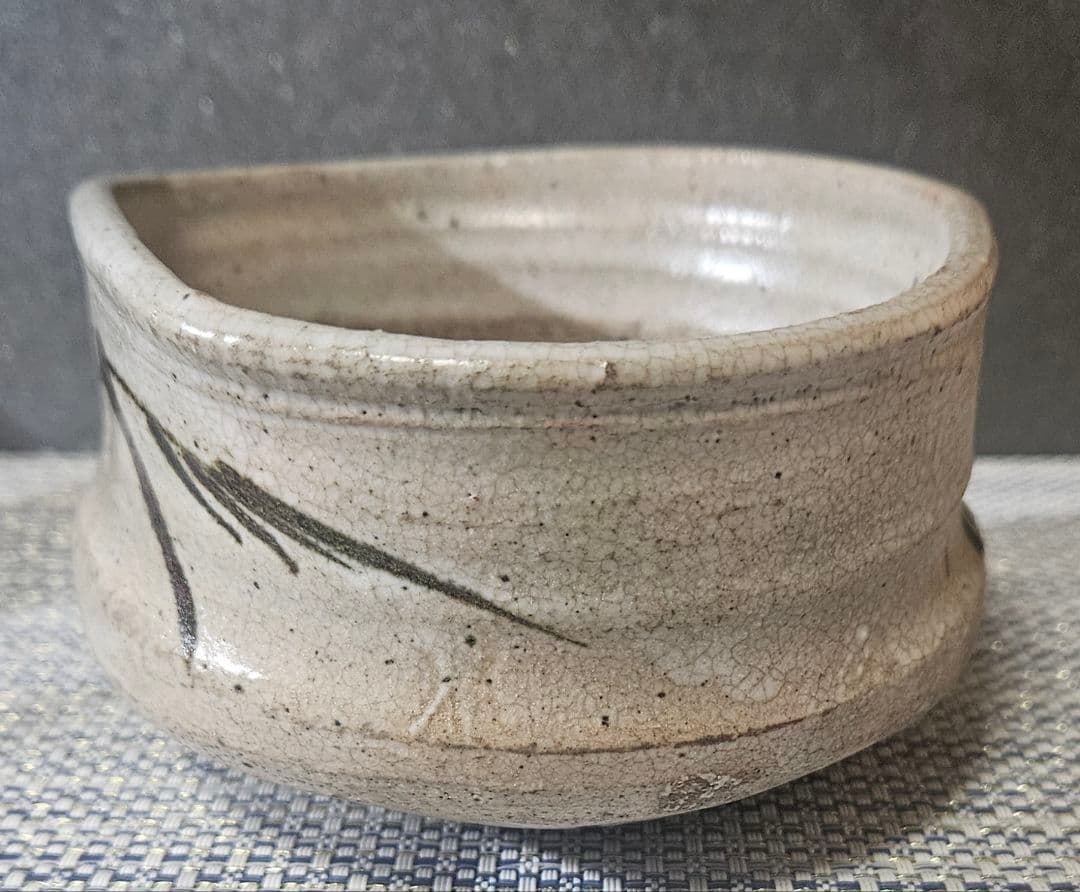 時代古作品❗明治時代頃　古志野　鉄釉　草文様　大振沓茶碗　茶道具　古陶磁器