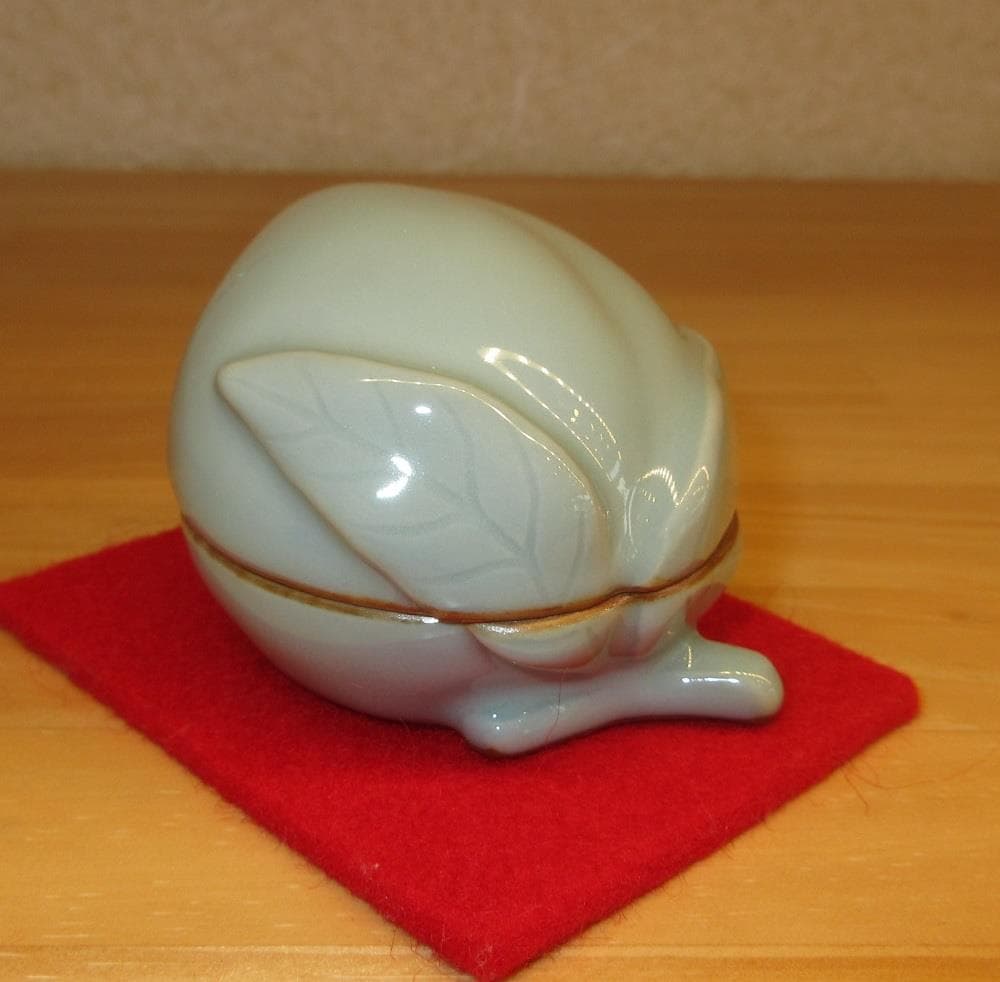 送料込【逢絢亭・新品】茶道具 香合 京焼 青磁 桃の形 諏訪蘇山 共箱入り