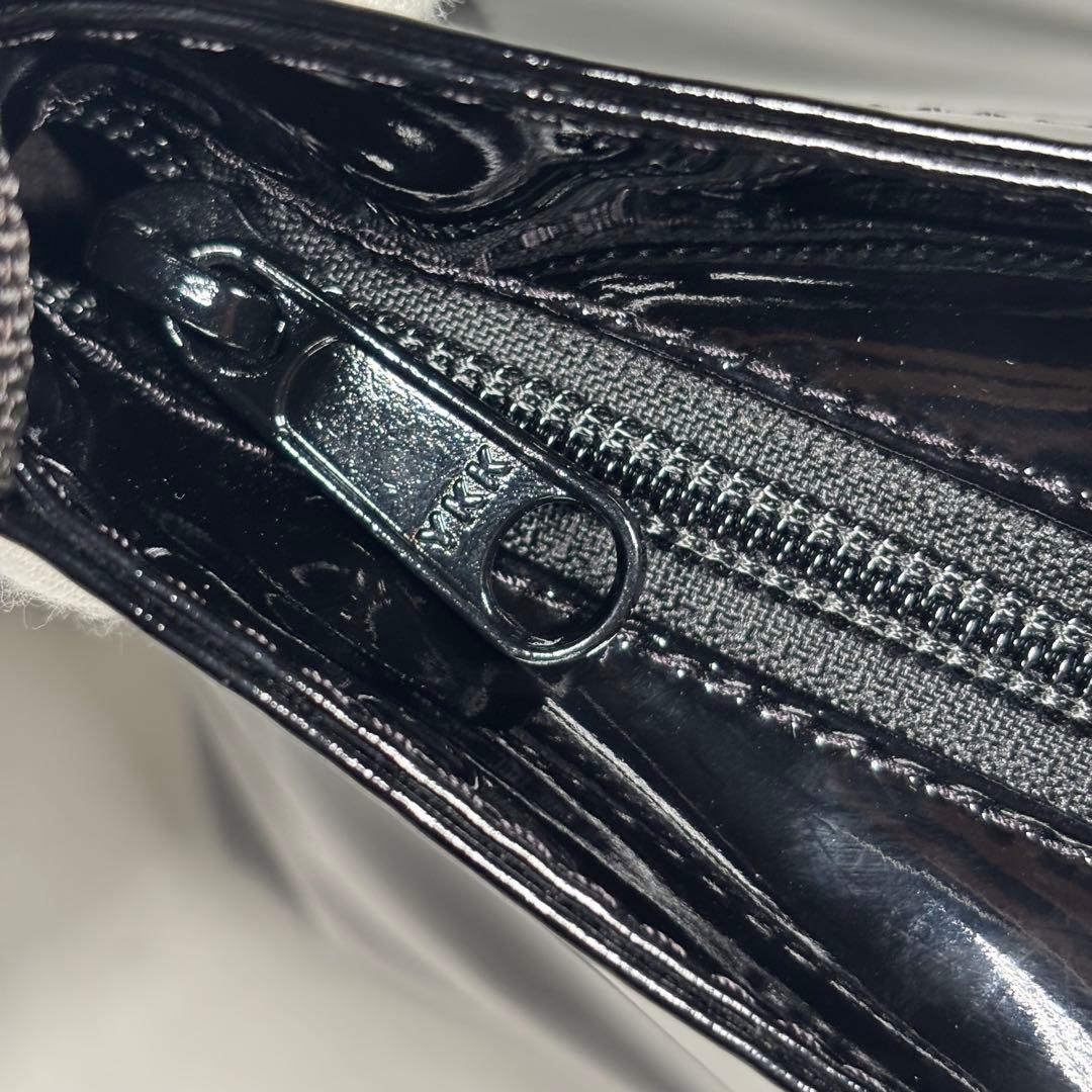 エルベシャプリエ ショルダーバッグ 斜め掛け 舟形 ヴェルニ エナメル ブラック