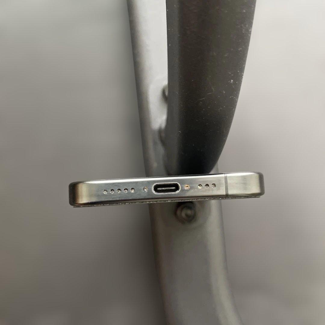 iPhone15 pro 美品 256GB SIMロック無し バッテリー86%