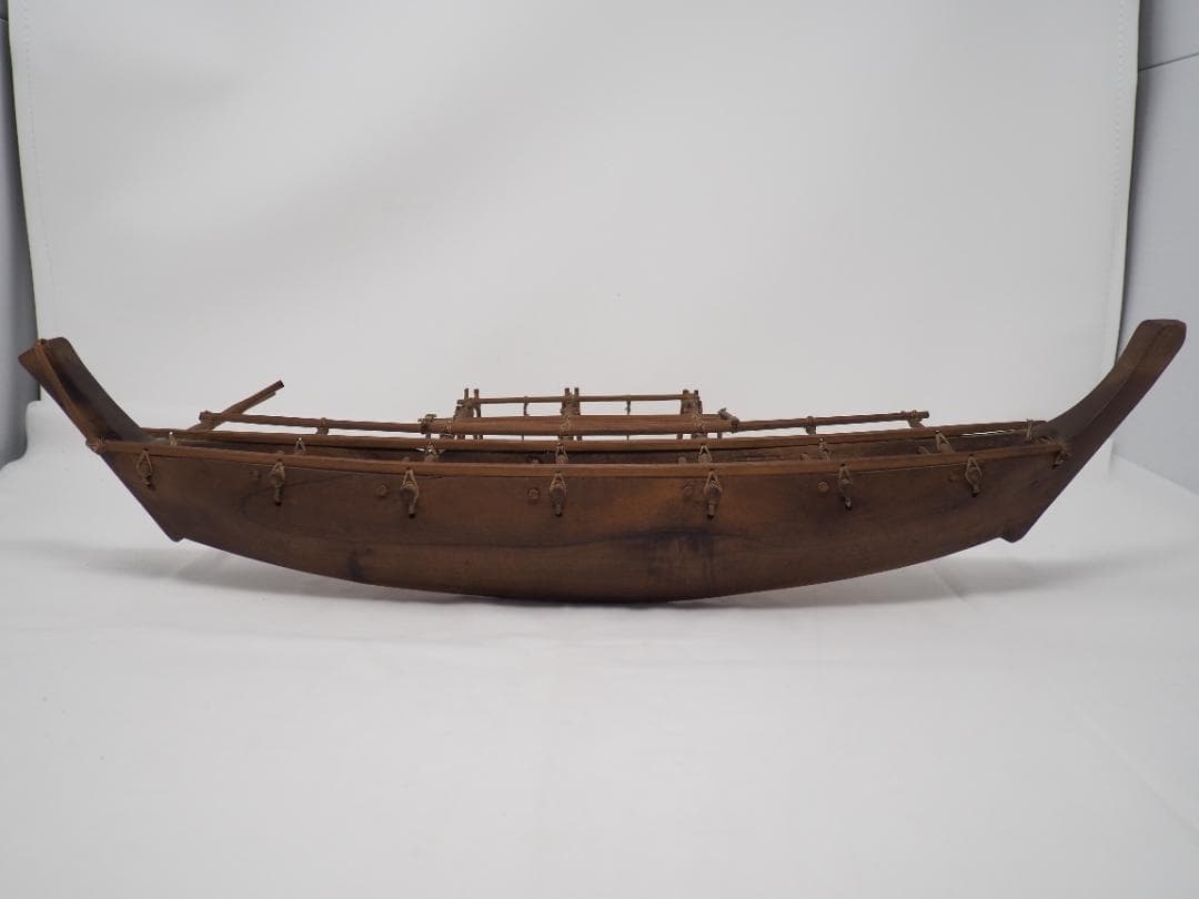 シングルアウトリガーカヌー　木製カヌー　ミクロネシア　ポリネシア　ミニチュア