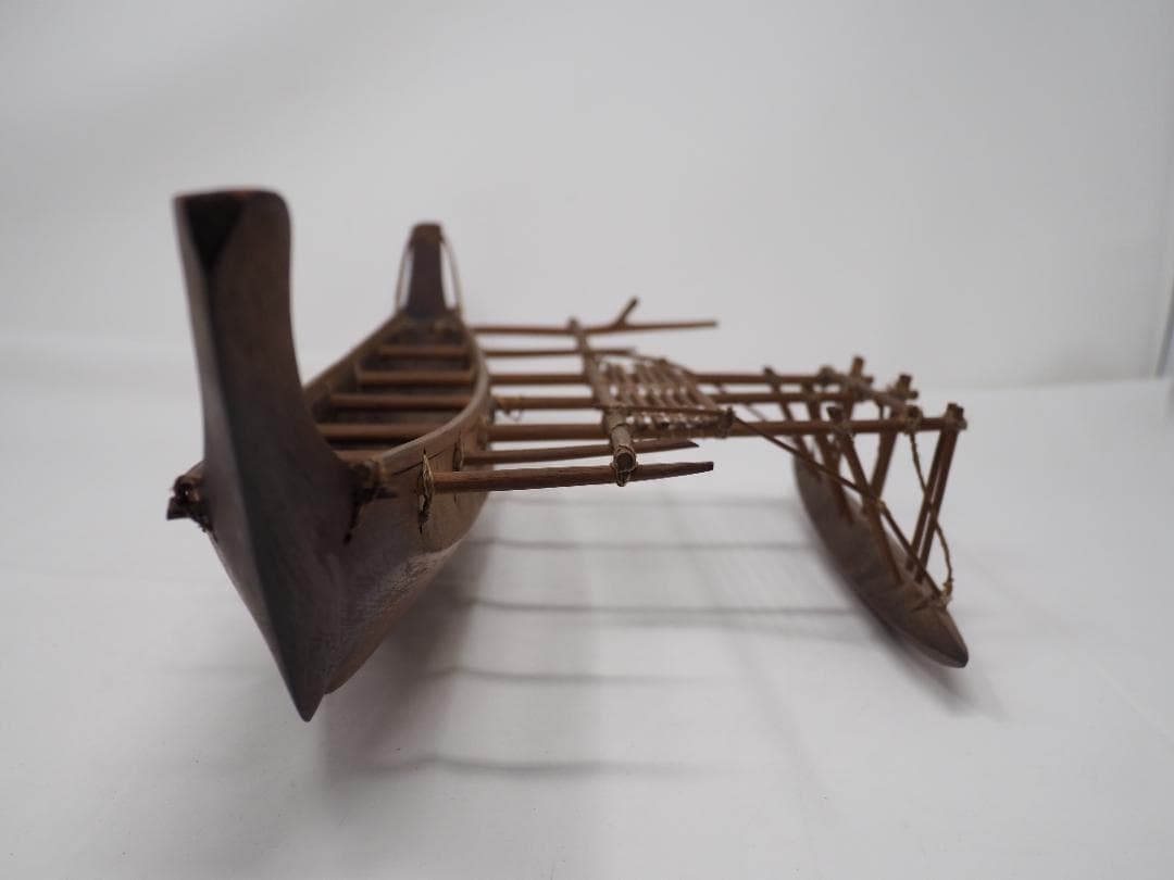 シングルアウトリガーカヌー　木製カヌー　ミクロネシア　ポリネシア　ミニチュア