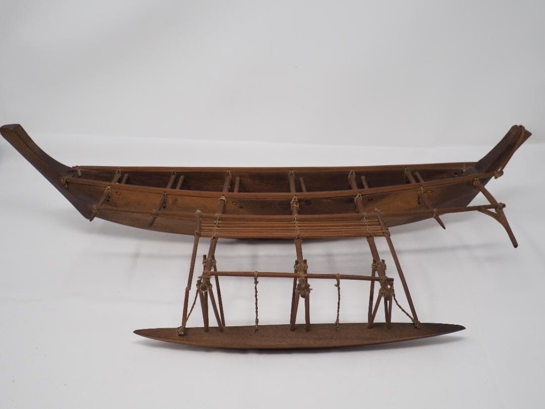 シングルアウトリガーカヌー　木製カヌー　ミクロネシア　ポリネシア　ミニチュア