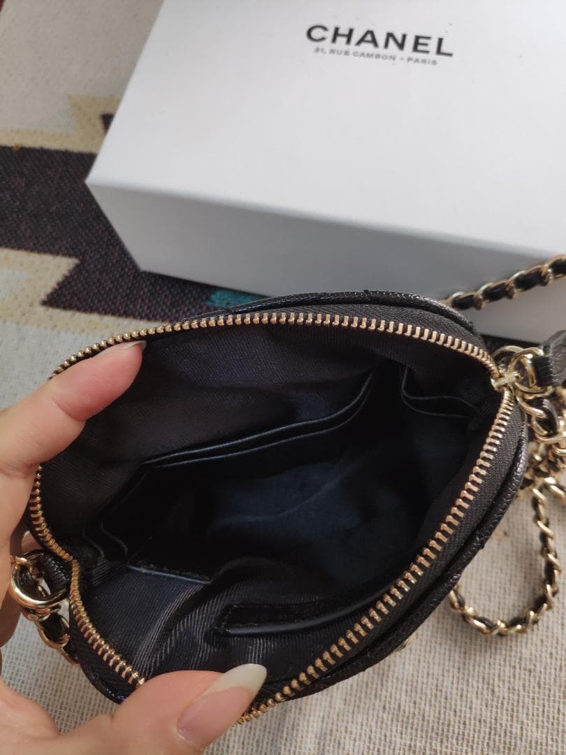 キャビアスキンショルダーバッグ　ゴールドチェーン 黒