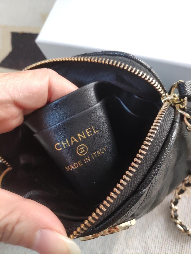 キャビアスキンショルダーバッグ　ゴールドチェーン 黒