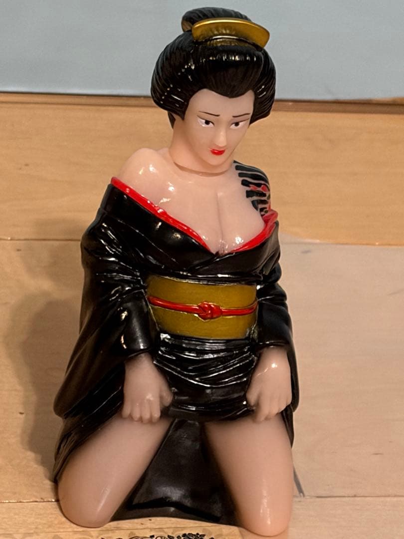 ピンクトイズ　ろくろ首　入れ墨バージョン　蓄光バージョン　官能ソフビ