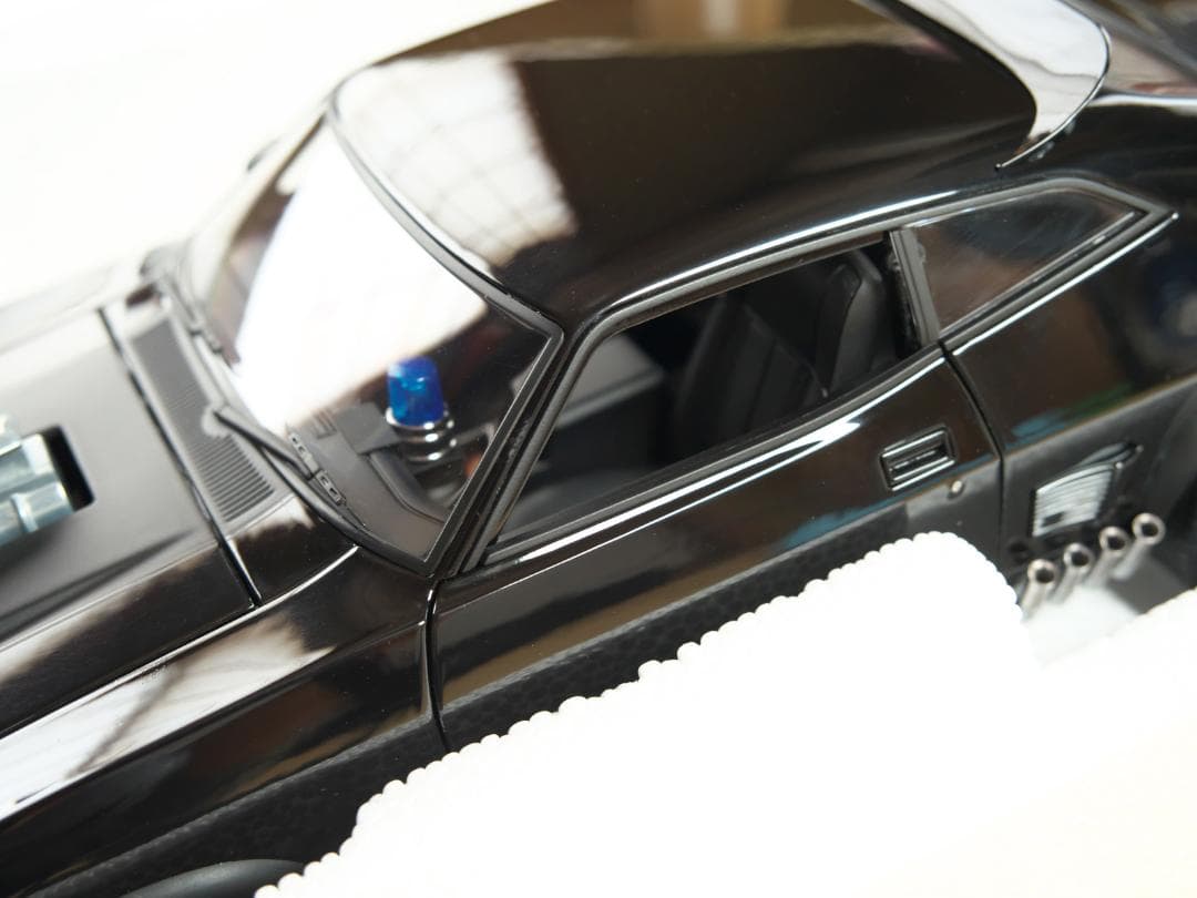 オートアート 1/18 フォード ⅩBファルコン　マッドマックスインターセプター