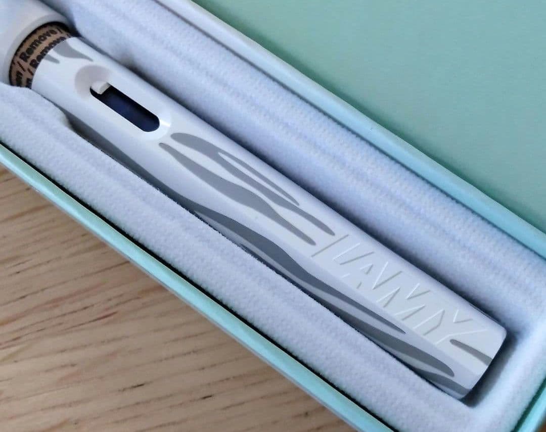 LAMY　サファリ　万年筆　ゼブラ　ホワイト軸　白軸　F細字　限定　アニマル柄