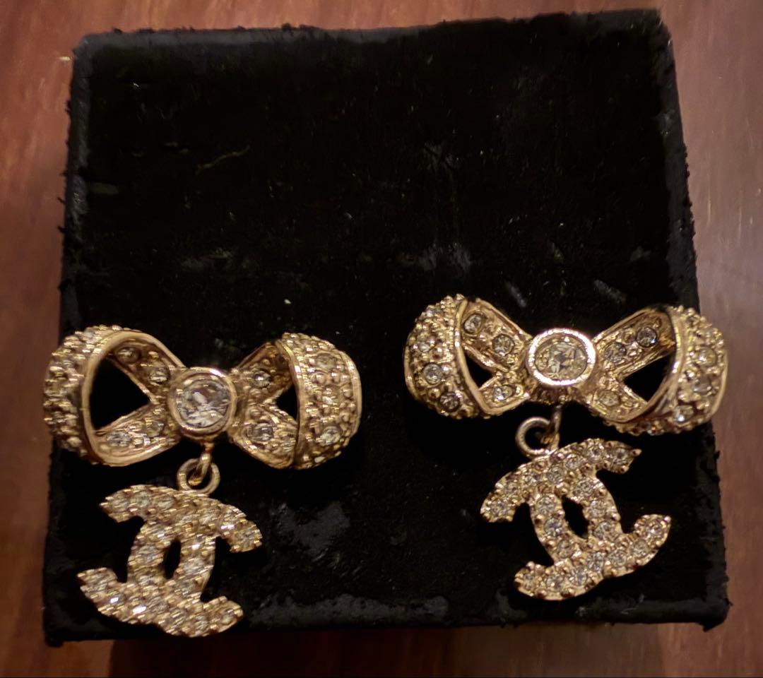 CHANEL ゴールド リボン ピアスと限定キーホルダー(CHANEL刻印あり)