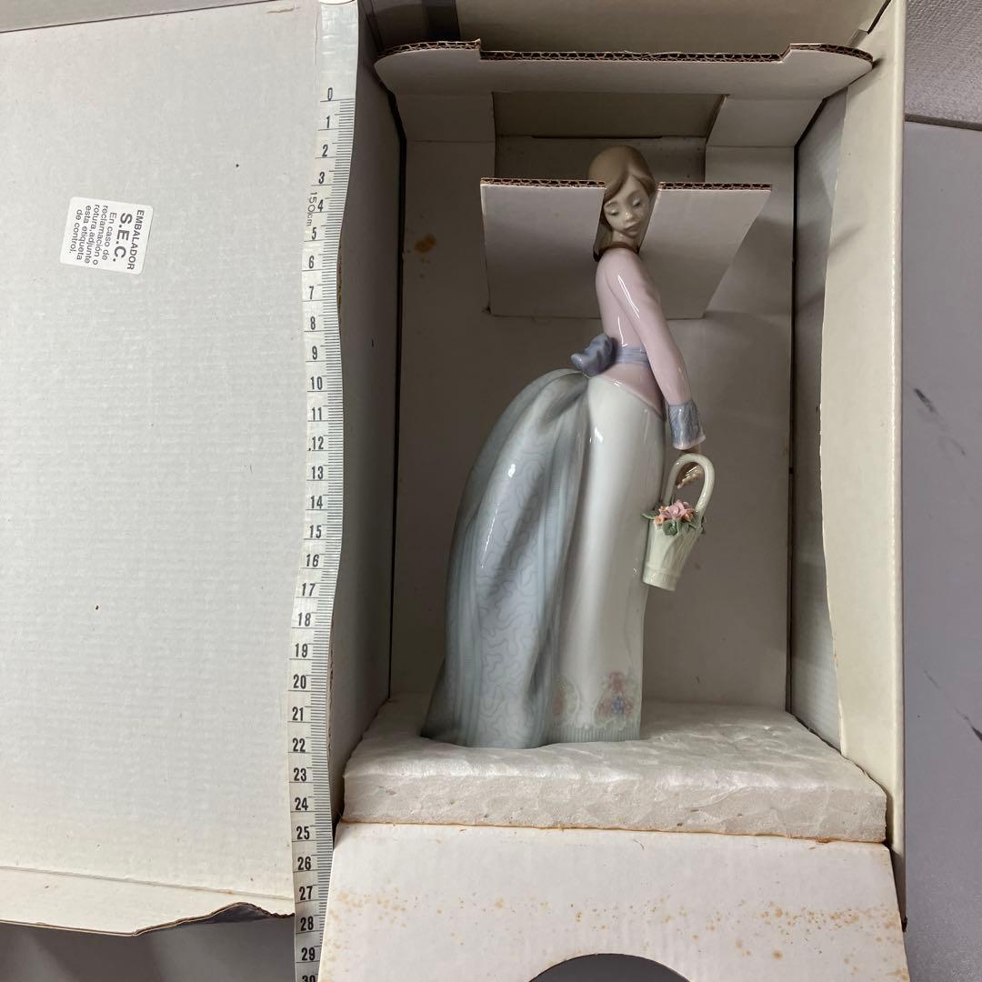 LLADRO リヤドロ 07622 花籠を持つ女性像 フィギュリン 箱付