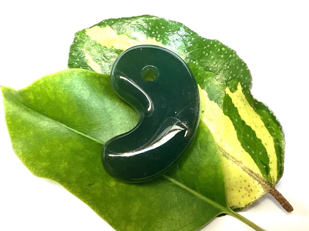 花仙山*出雲石　濃厚青緑色の『碧玉』勾玉50年分の保管品‼️ 別格の透明感　本物を