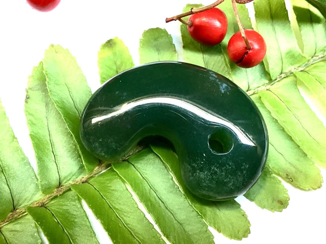 花仙山*出雲石　濃厚青緑色の『碧玉』勾玉50年分の保管品‼️ 別格の透明感　本物を