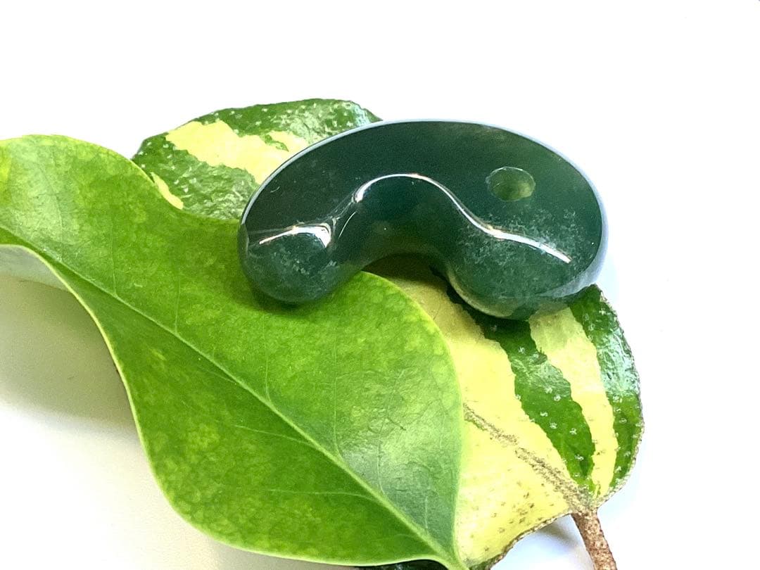 花仙山*出雲石　濃厚青緑色の『碧玉』勾玉50年分の保管品‼️ 別格の透明感　本物を