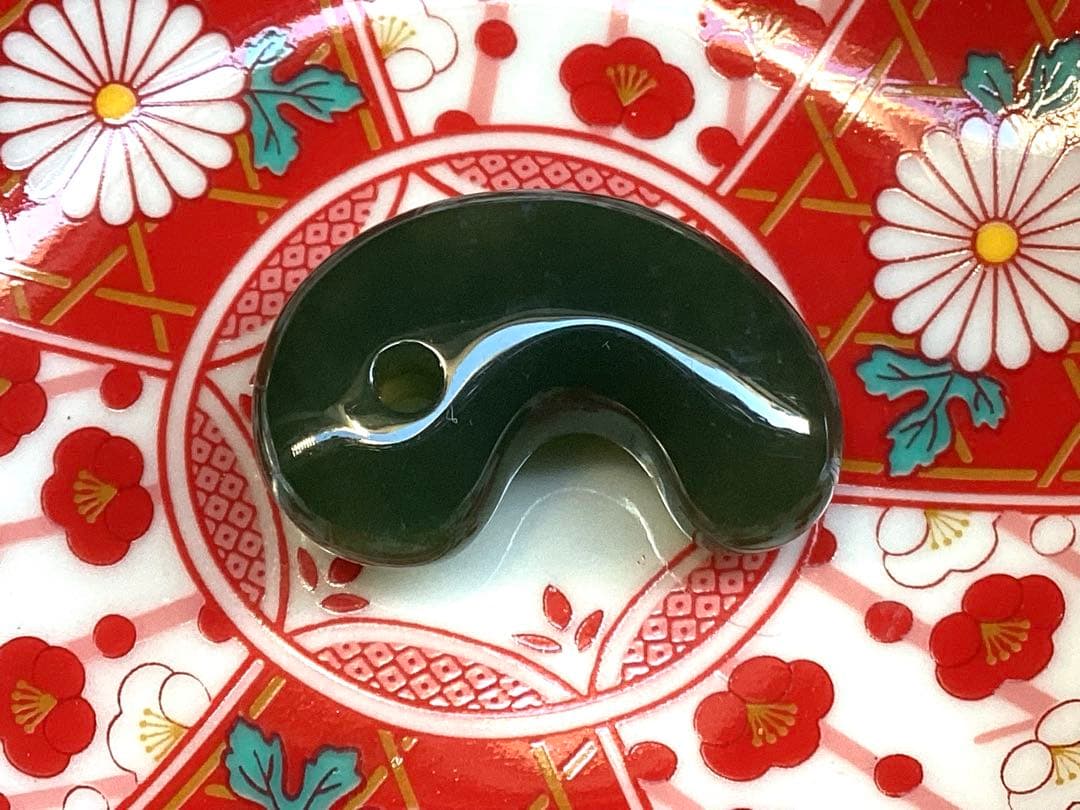 花仙山*出雲石　濃厚青緑色の『碧玉』勾玉50年分の保管品‼️ 別格の透明感　本物を