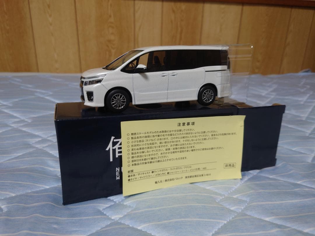 【非売品】トヨタ ヴォクシー 80 前期 ホワイトパール サンプルミニカー