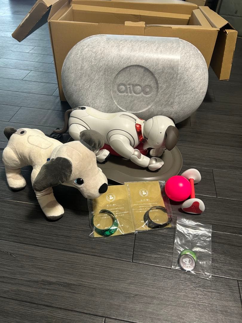 aibo ロボット犬 付属品多数おもちゃ&ぬいぐるみ &首輪バッジ等！専用箱付き