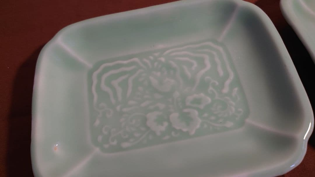 李朝　青磁　陽刻　鳳凰　角皿　蔵出し　２客