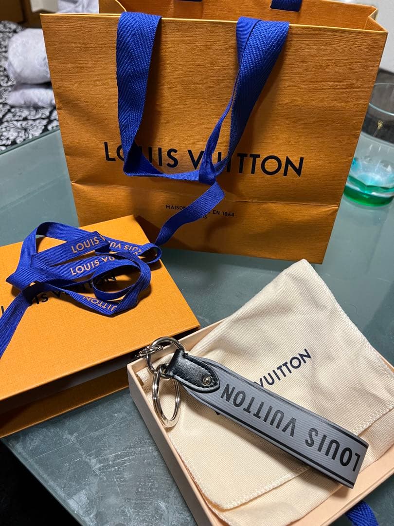 LOUIS VUITTON キーケース グレー　キーホルダー