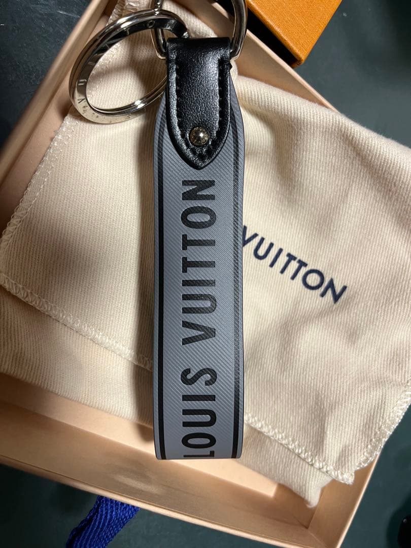 LOUIS VUITTON キーケース グレー　キーホルダー