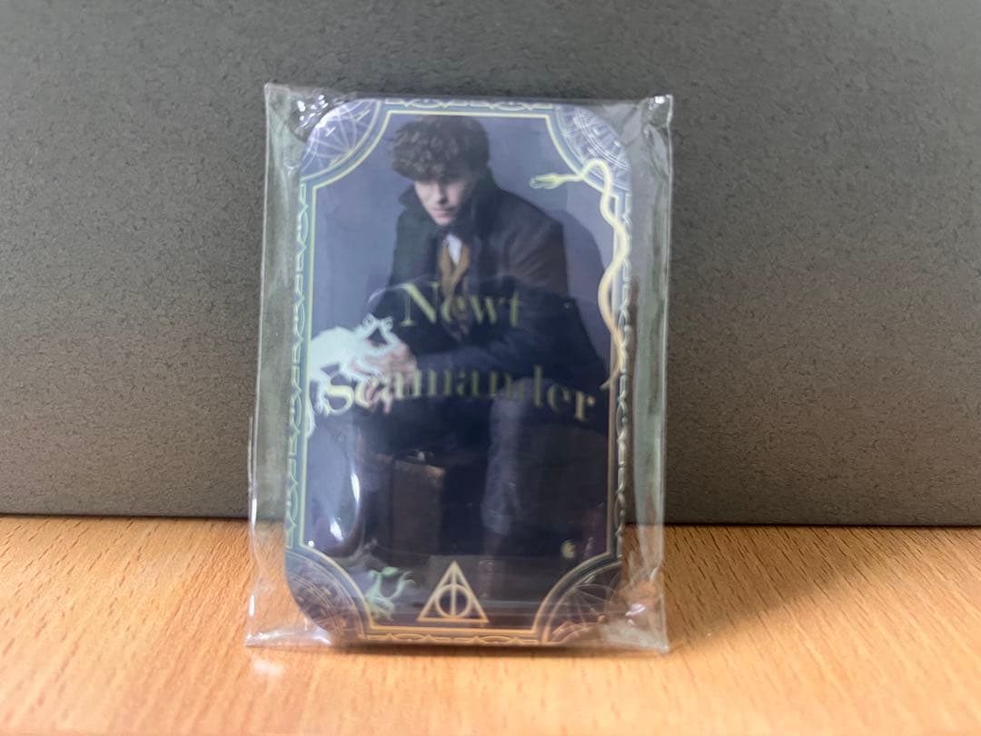【激レア】ファンタスティックビースト　ニュートスキャマンダー　スクエア缶バッジ