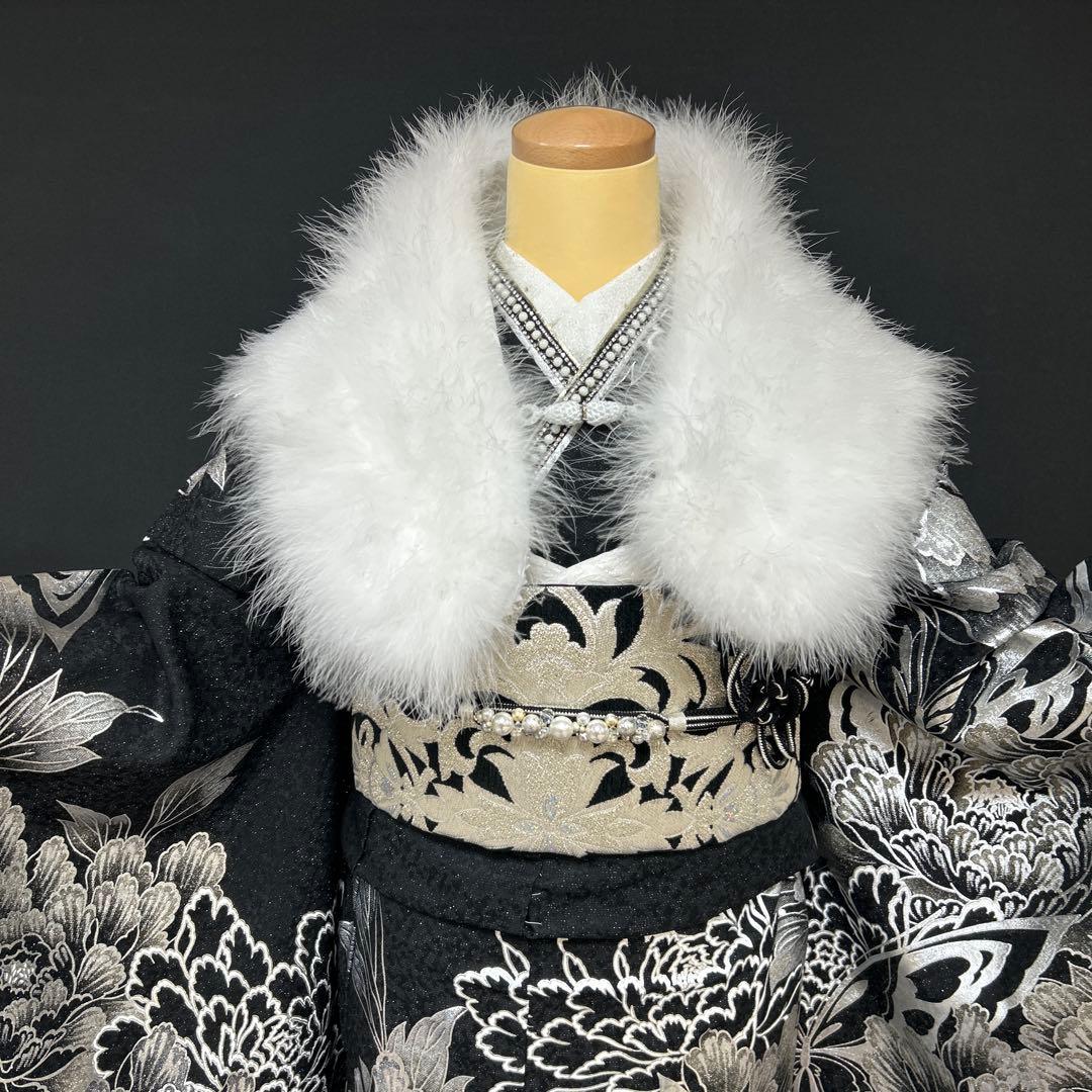 黒ラメシルバー　クール系牡丹に蝶の振袖フルセット