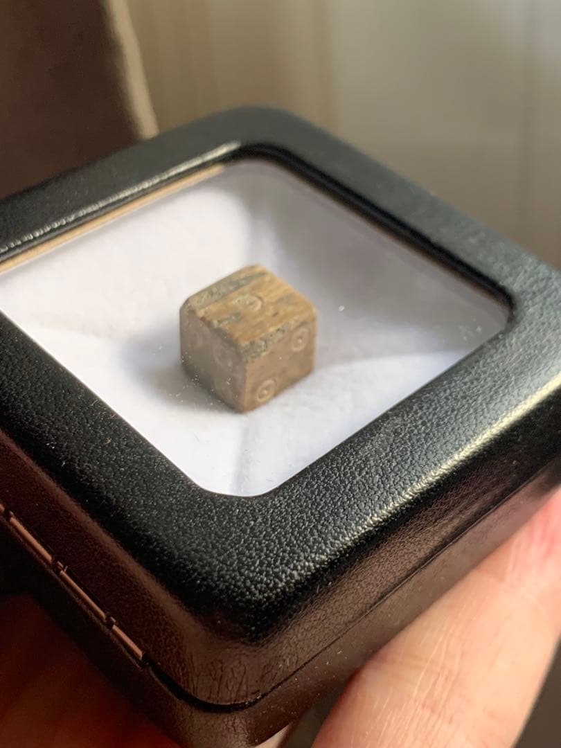 世界最古の六面体サイコロ　ダイス　紀元前600年頃　根付　古銭　出土　石器　土器