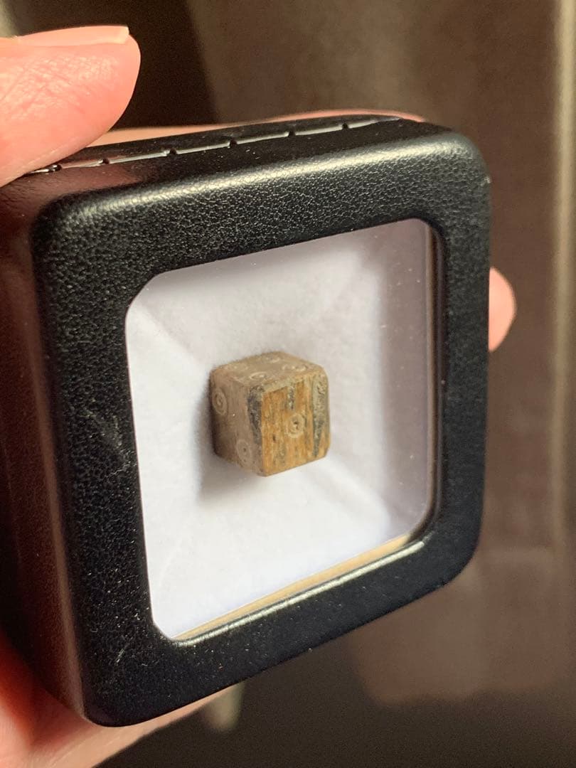 世界最古の六面体サイコロ　ダイス　紀元前600年頃　根付　古銭　出土　石器　土器