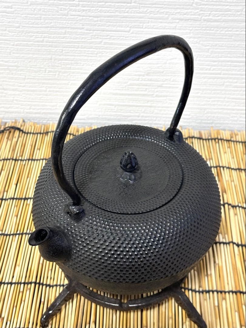 未使用品、供箱等付属品付　南部三厳堂造１５型アラレ　南部鉄瓶　南部鉄器　調理器具