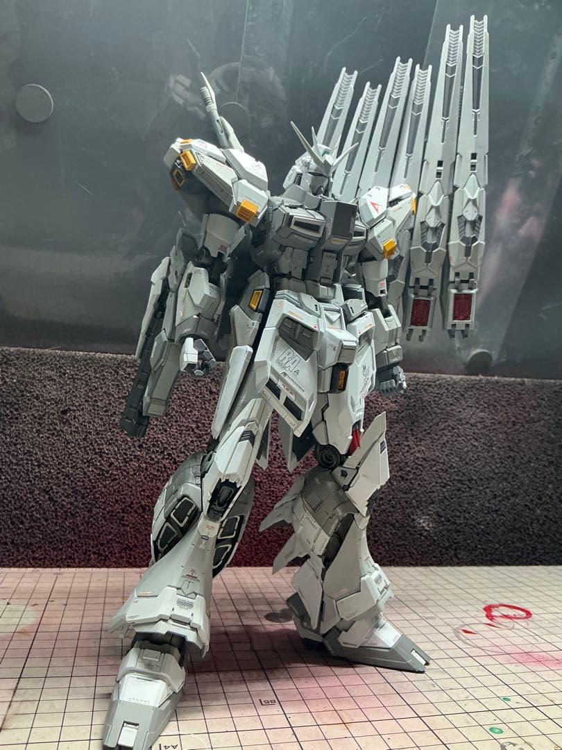 V-TIGER 製　RX-93 νガンダム　全塗装完成品