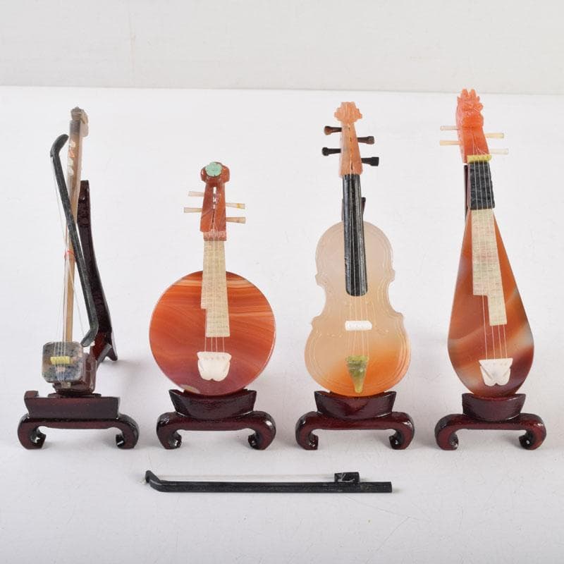 中国　赤瑪瑙彫刻　小さな楽器　弦楽器など　4点　箱付　V　9210