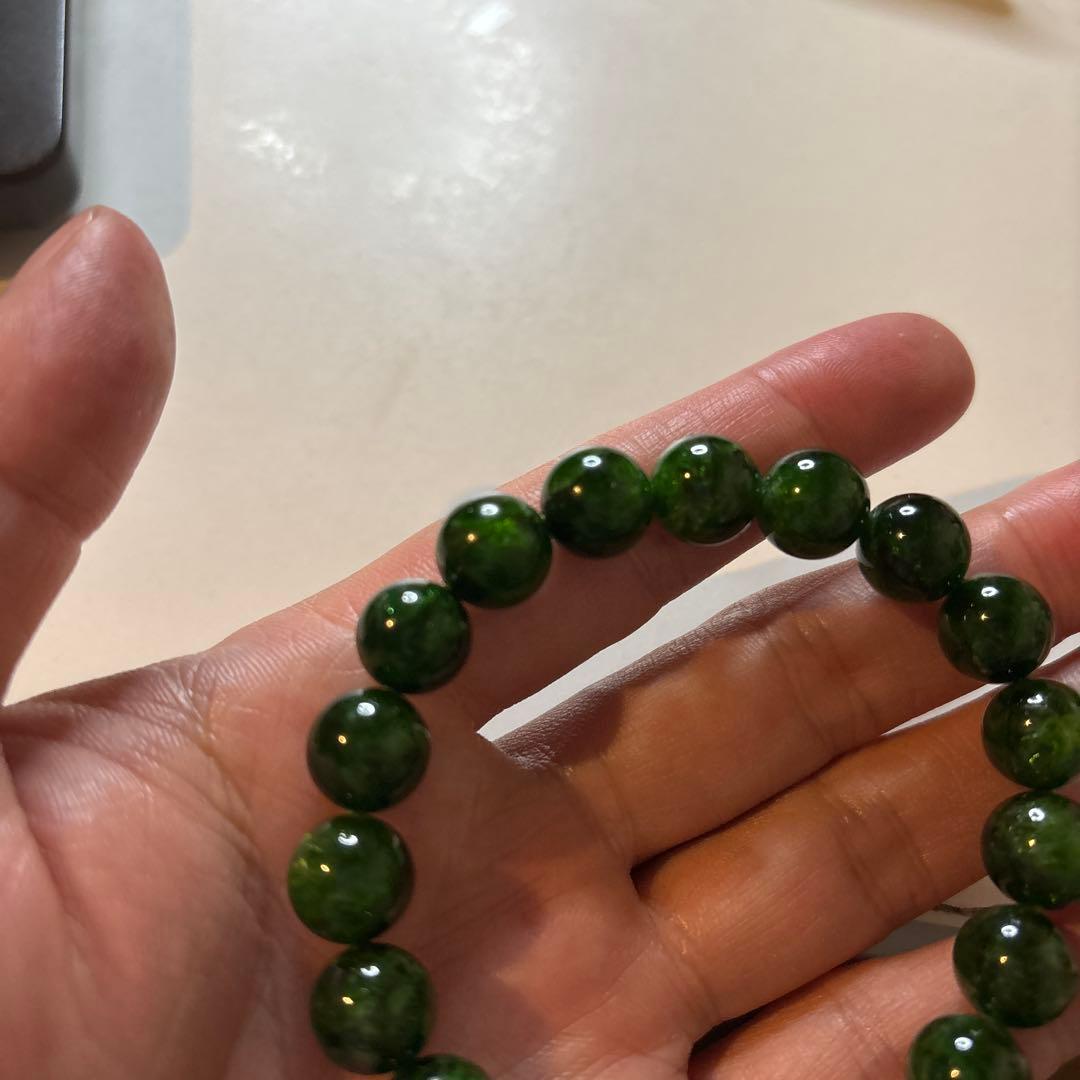 見てたらなんか違う！めちゃくちゃ綺麗な石！すごい！クロムダイオプサイト！