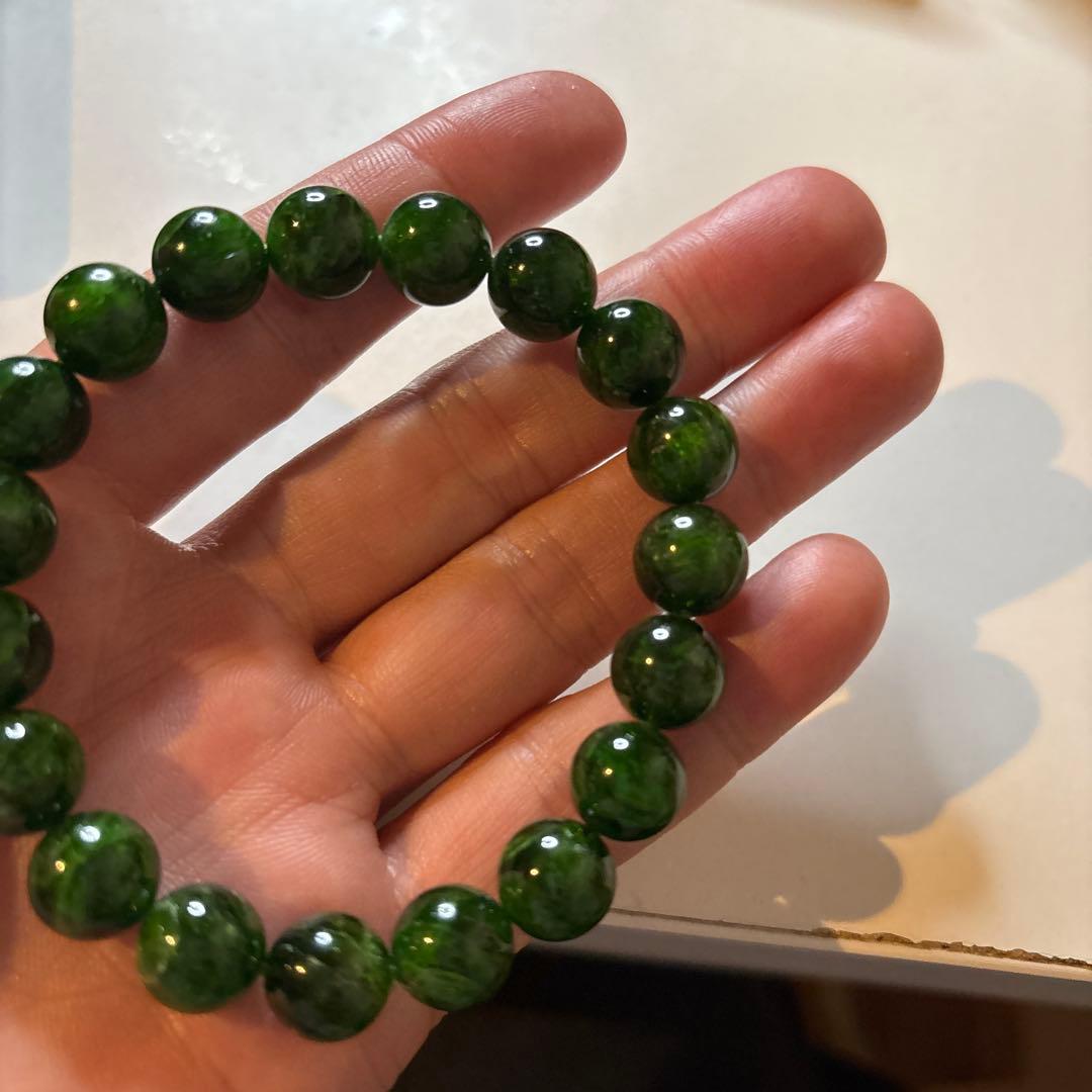 見てたらなんか違う！めちゃくちゃ綺麗な石！すごい！クロムダイオプサイト！