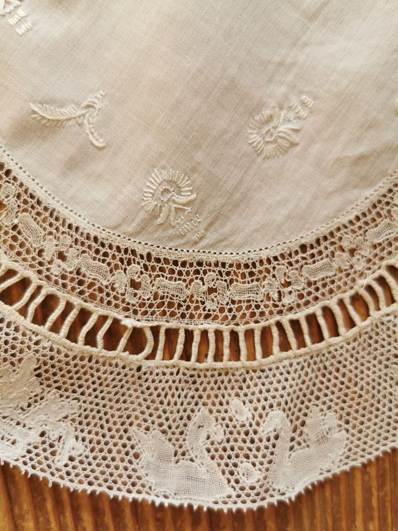 アンティーク 蛍 白鳥 手刺繍リネンドイリー ポワンドパリ 淡いグリーンエクリュ