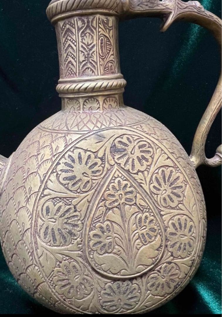 装飾的な金属製水差し