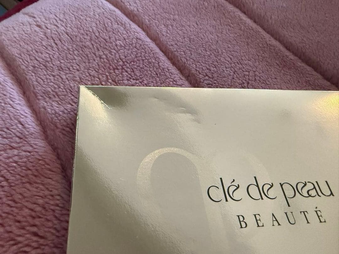 JAL国際線ファーストクラス詰め合わせ(ウェア２、ポーチ１、スキンケア２）