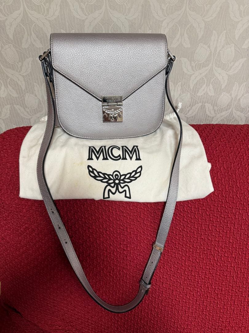 MCM シルバー レザーショルダーバッグ