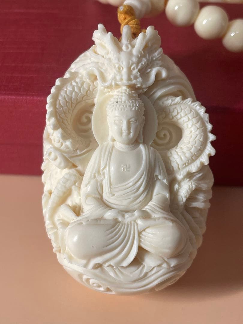 象牙調仕上げペンダント　極細工彫刻　盤龍観音　大変レア　御守り　厄除け　厄祓い