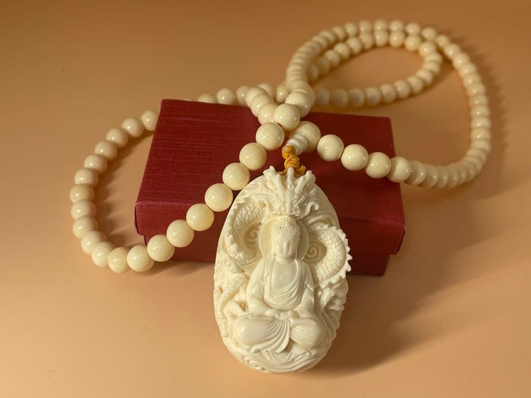 象牙調仕上げペンダント　極細工彫刻　盤龍観音　大変レア　御守り　厄除け　厄祓い